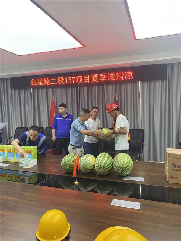无惧烈日战“烤”验 点滴清凉暖人心｜锦生长建投公司开展“夏日送清凉”活动 - 新闻动态 - 申博官网