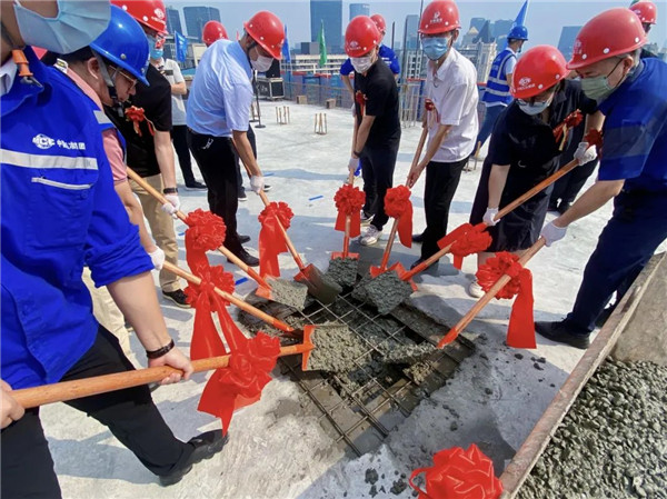 面临难题一直步 奋力建设创佳绩｜申博官网·新同缘建设项目主体封顶 - 新闻动态 - 申博官网